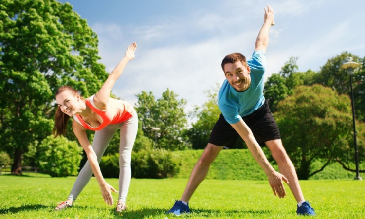 女足英联杯中发生暴力冲突，一名球员抓住对手脖子将其摔倒